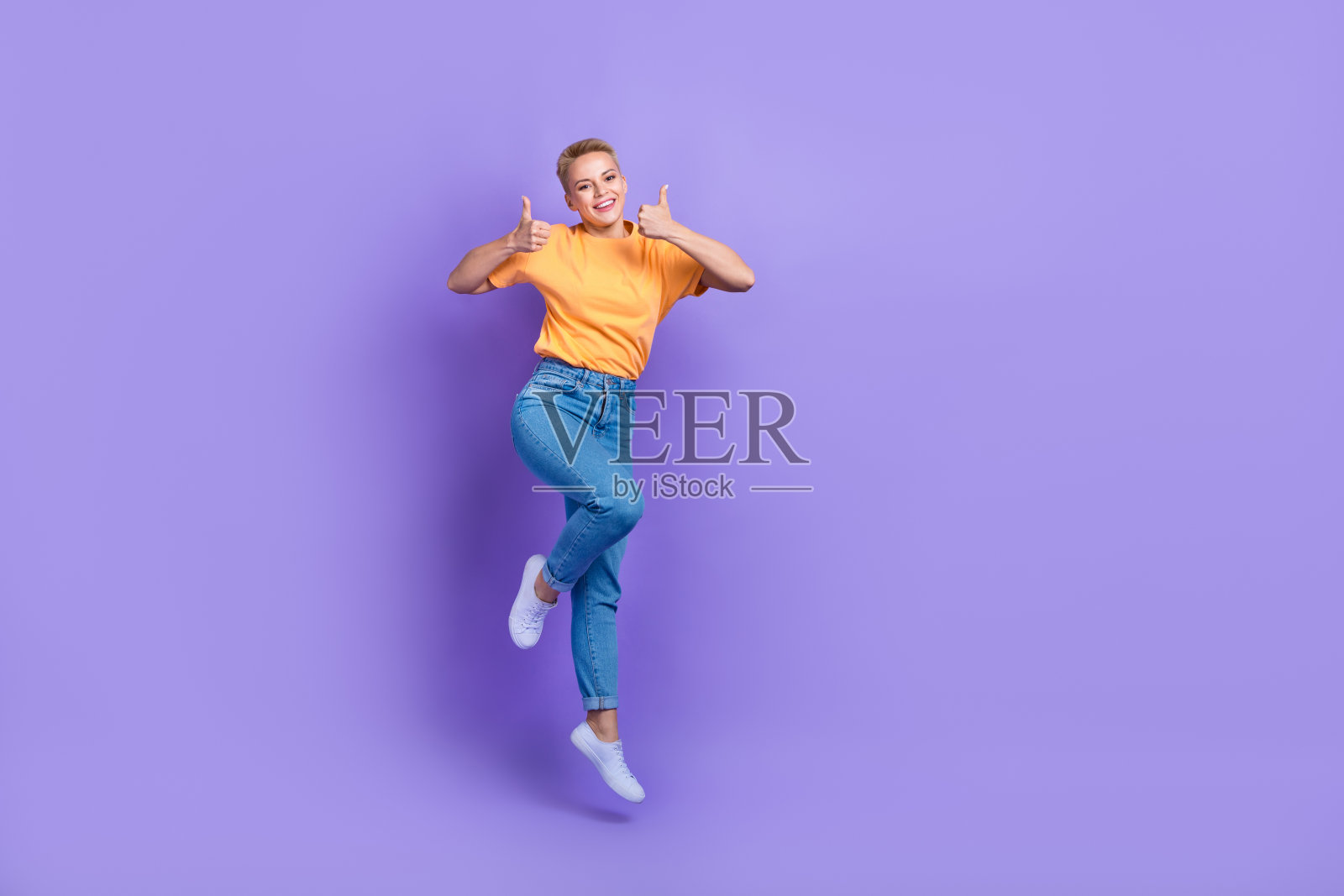 全尺寸照片兴奋的充满活力的女孩跳跃示范拇指向上孤立在紫罗兰色背景照片摄影图片