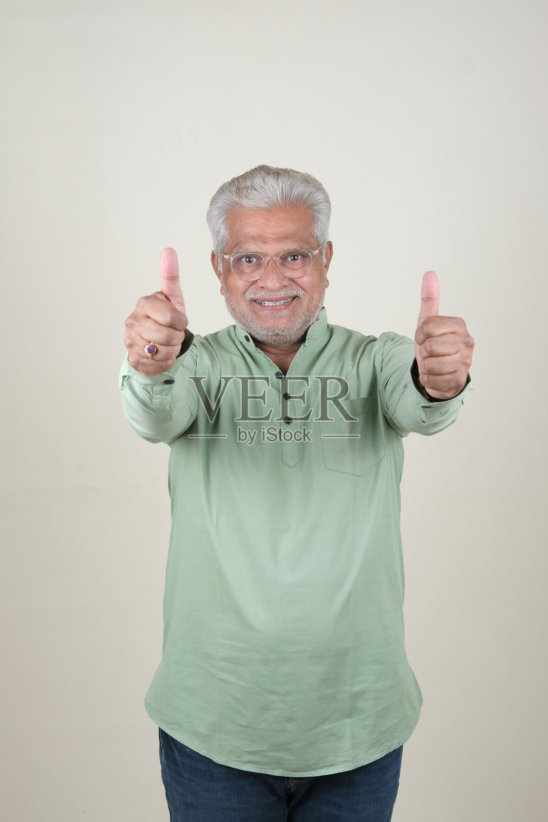 自信成熟的男人微笑在白色的背景-肖像照片摄影图片