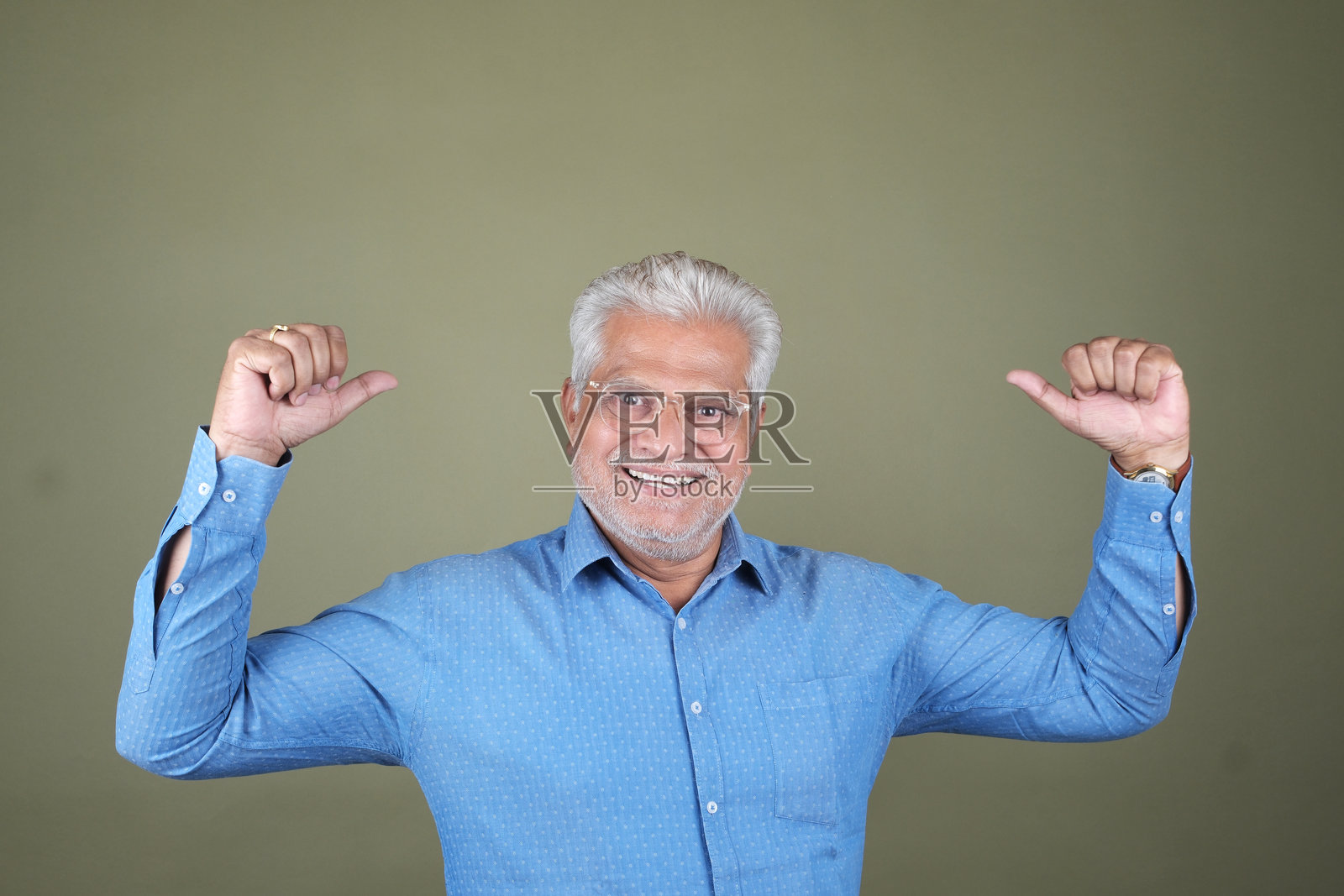 自信成熟的男人微笑在白色的背景-肖像照片摄影图片