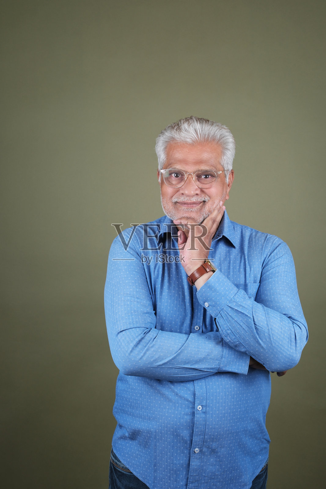 自信成熟的男人微笑在白色的背景-肖像照片摄影图片