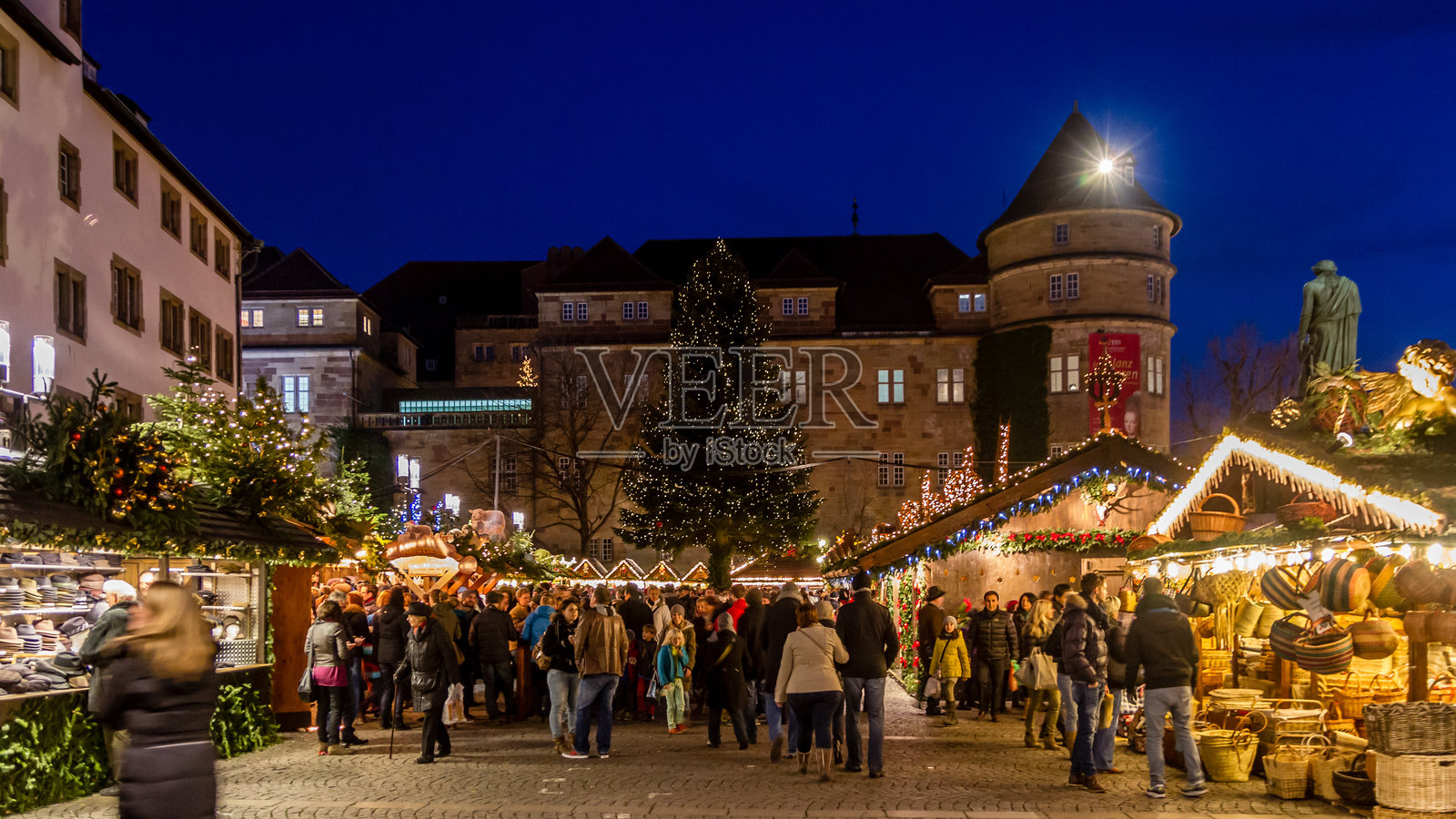 老皇宫周围的圣诞节照片摄影图片