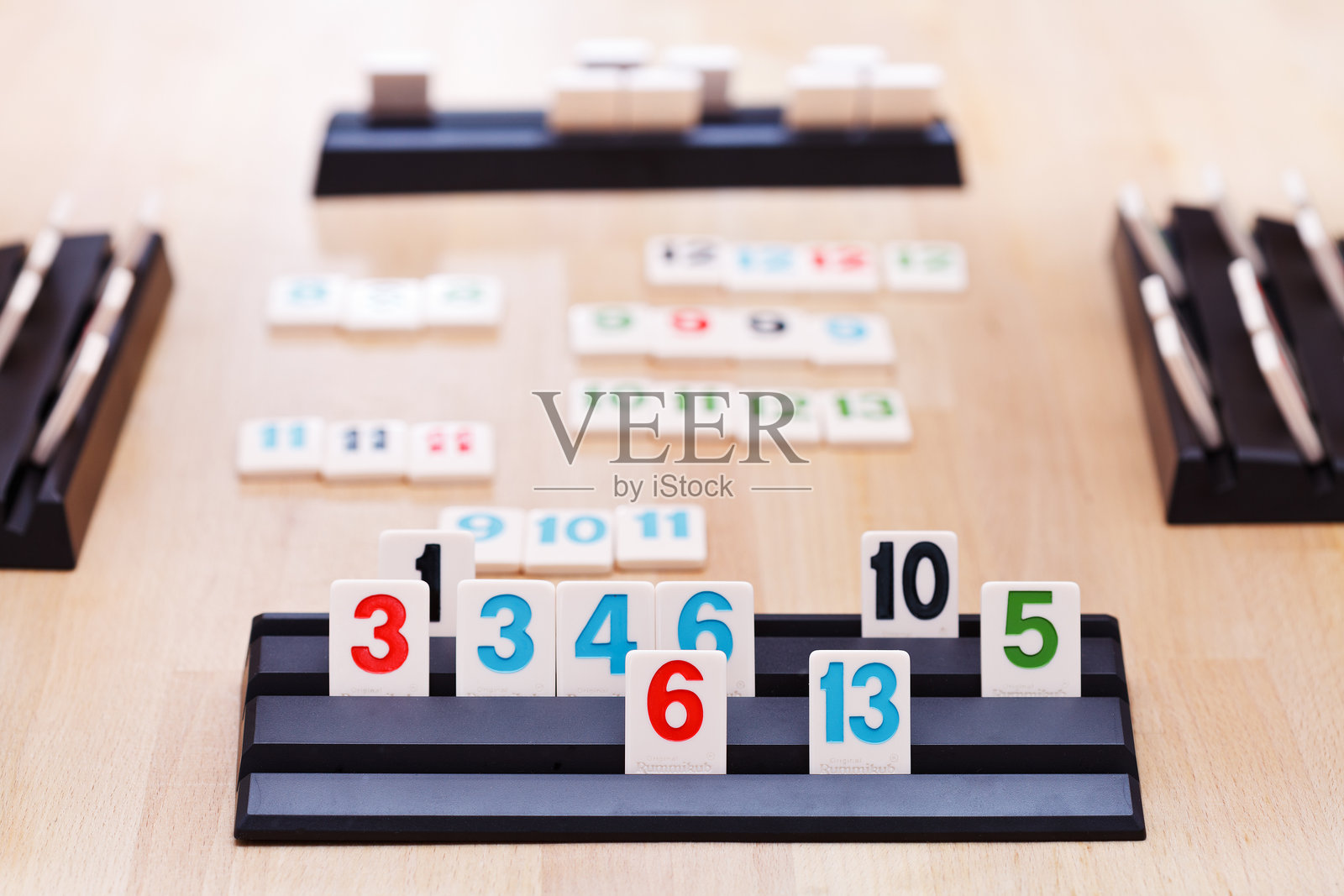 玩Rummikub纸牌棋盘游戏照片摄影图片