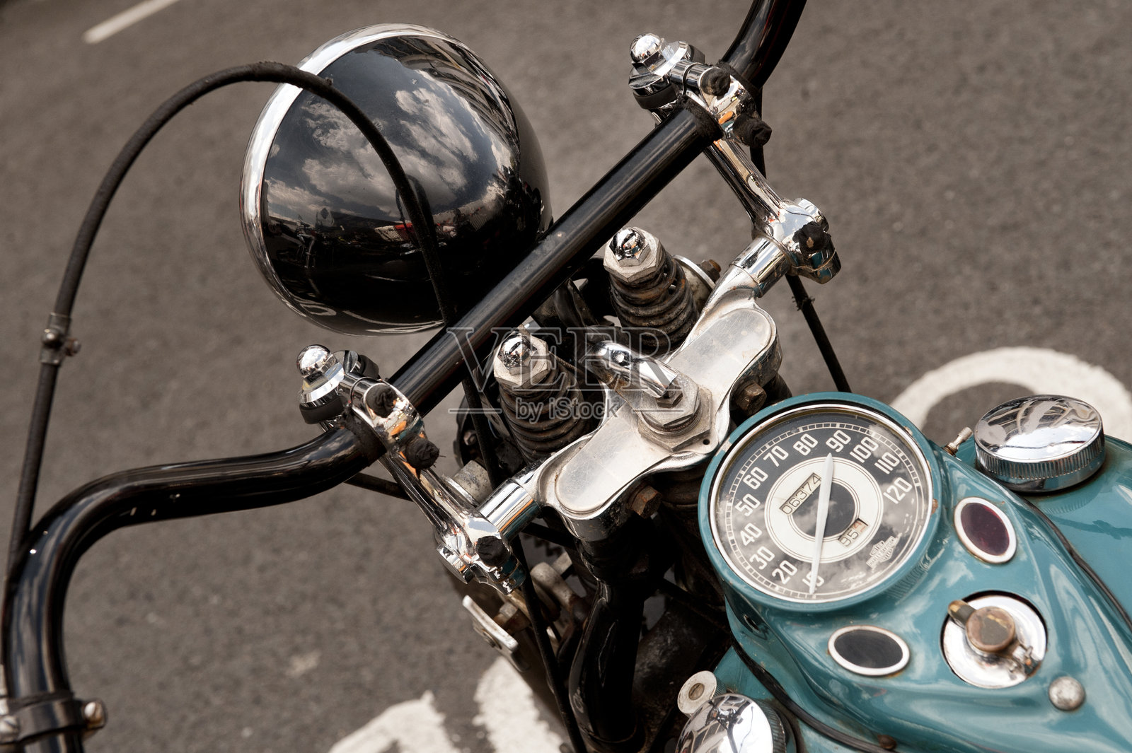 前悬挂的特写照片摄影图片