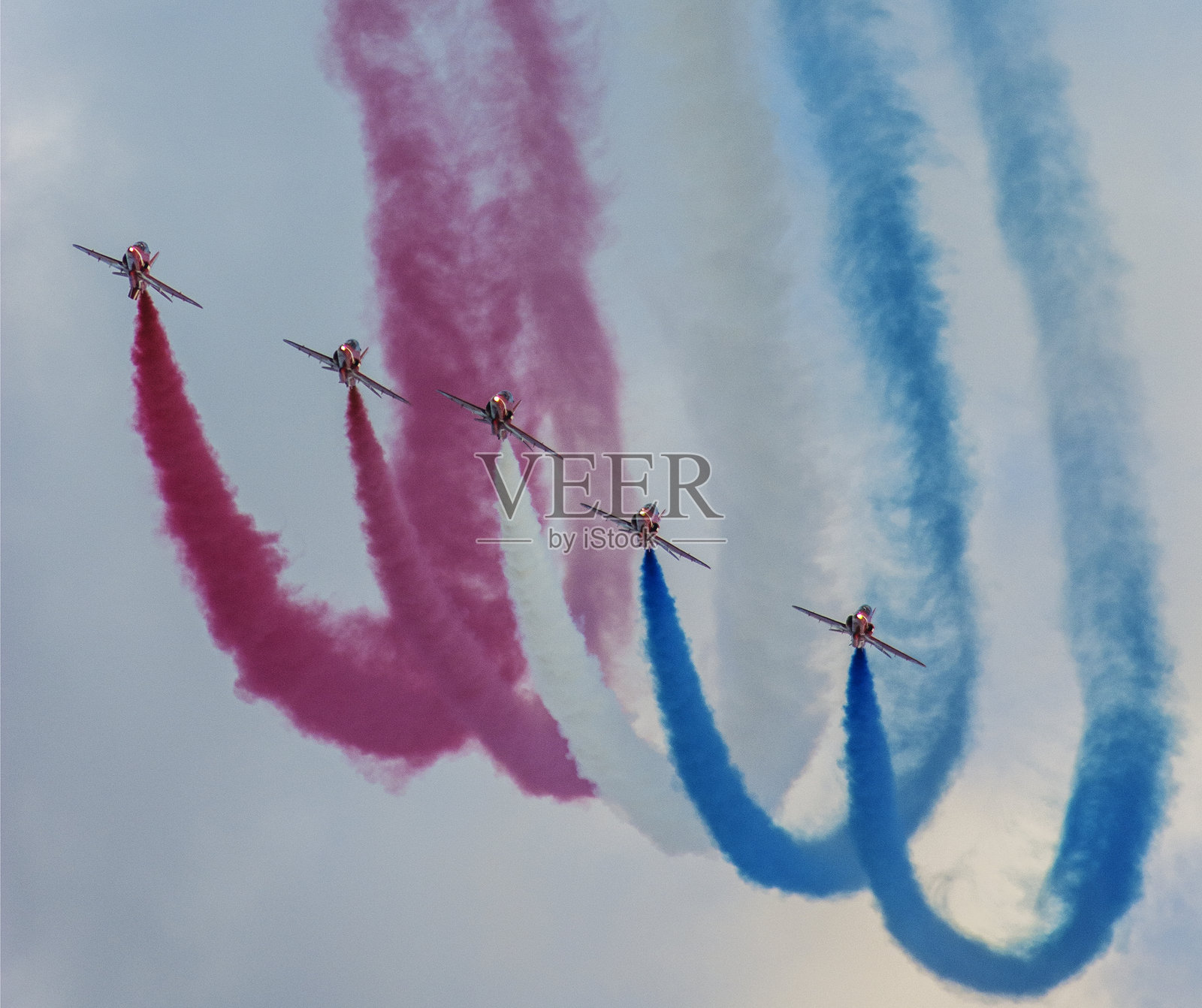 红色箭头创造了令人惊叹的烟雾痕迹照片摄影图片