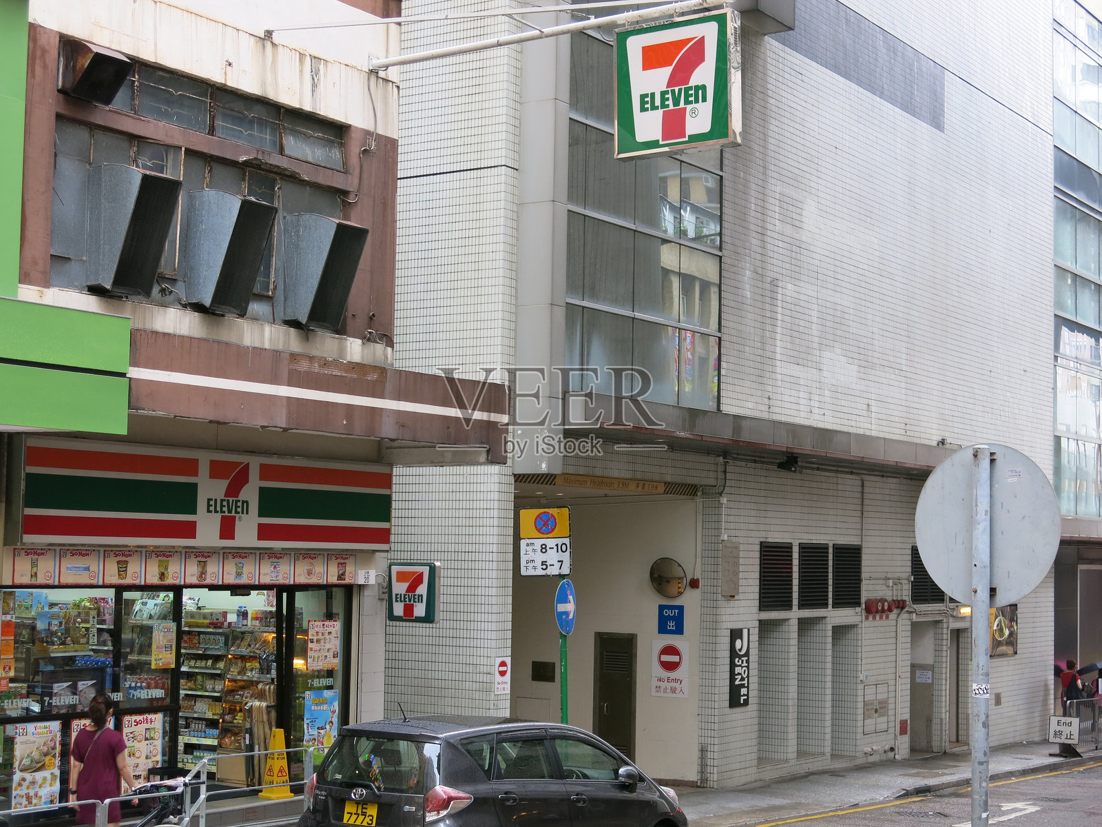 人行道上的7-11商店照片摄影图片