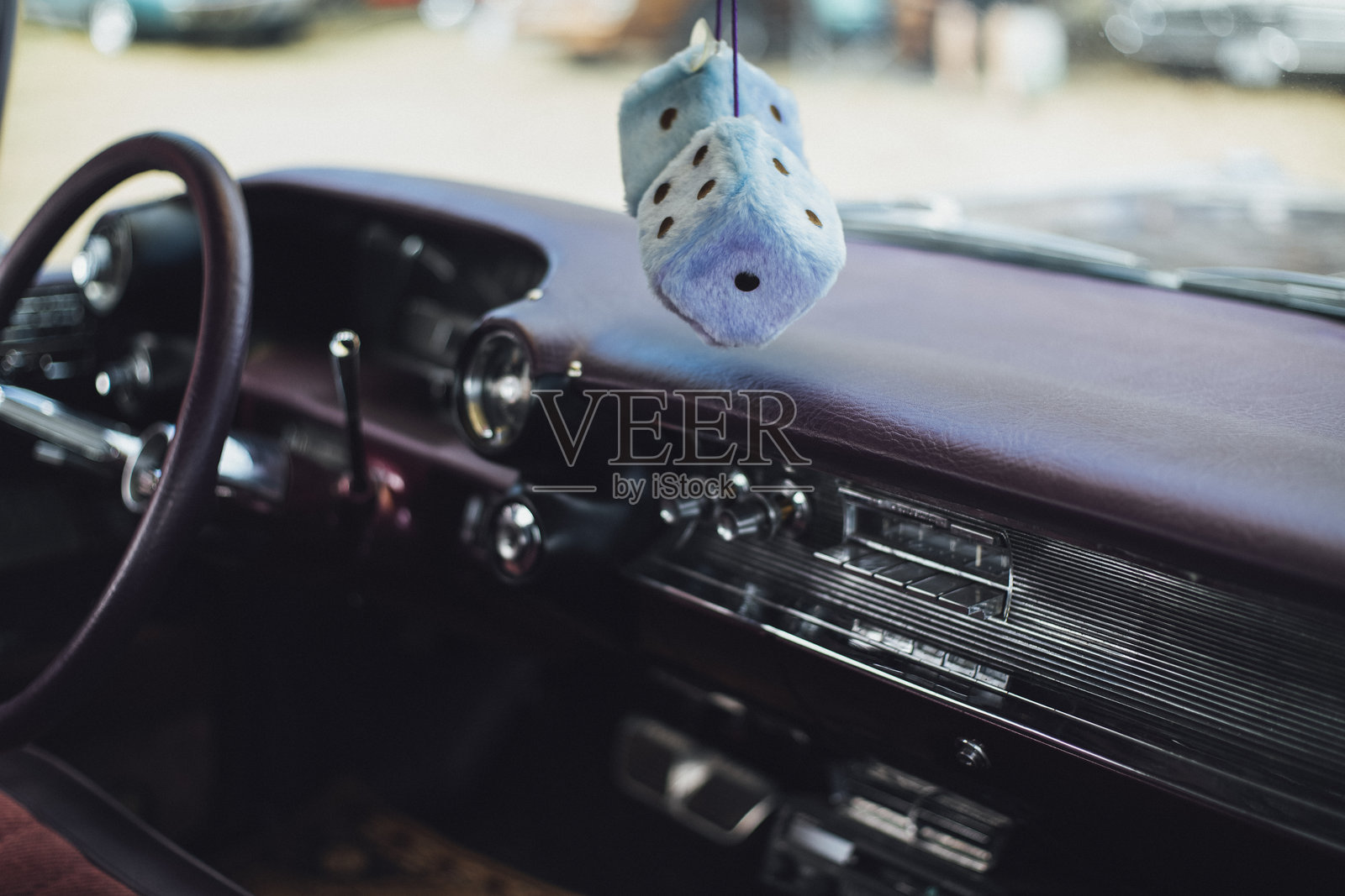 骰子形状的装饰挂在老爷车的特写照片摄影图片