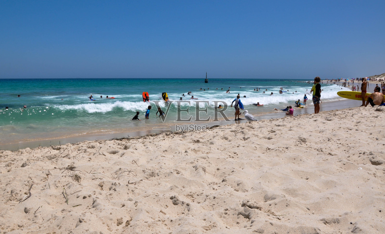 跨越海浪照片摄影图片