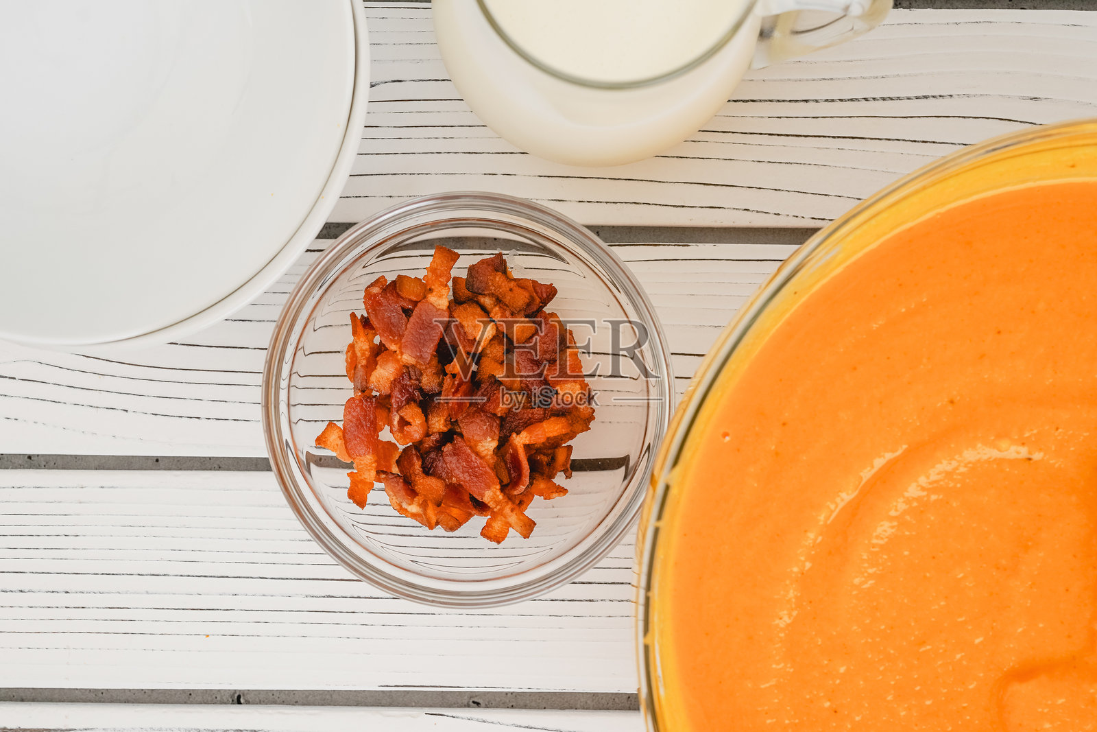 烤冬南瓜汤配香脆培根和奶油照片摄影图片