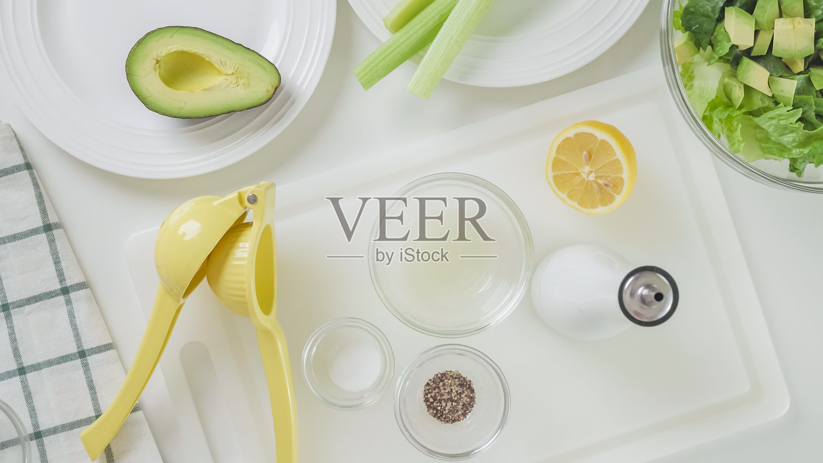 柠檬汁和橄榄油沙拉酱配方。食材特写，白色背景，平铺照片摄影图片