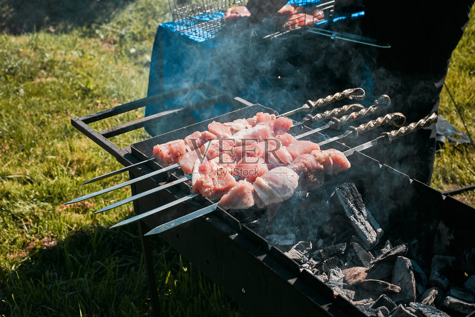 多汁的猪肉串在烤架上烤。照片摄影图片