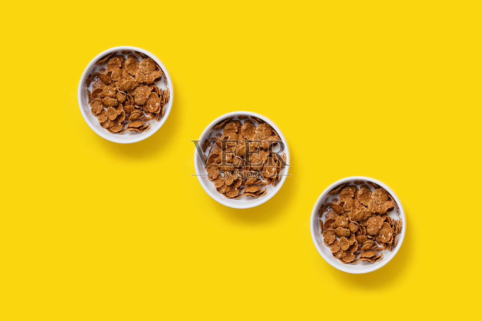 黄色背景上的燕麦碗图案。创意早餐概念照片摄影图片