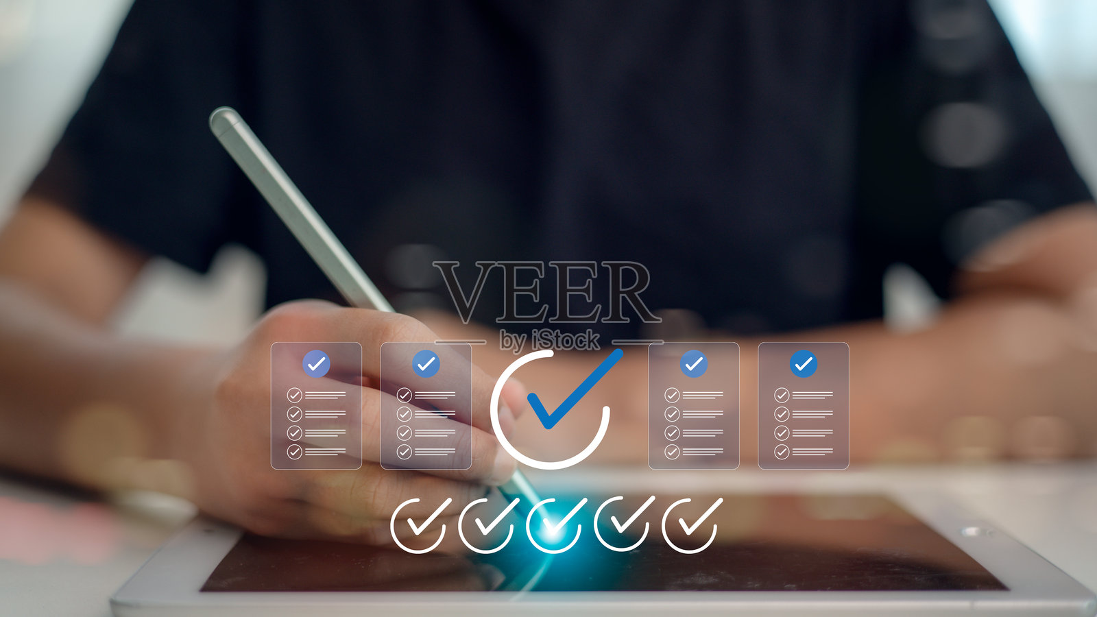 一个商人正在使用笔记本电脑和平板电脑来完成在线数字表格，填写调查清单和评估问卷，作为业务绩效清单和跟踪过程的一部分照片摄影图片