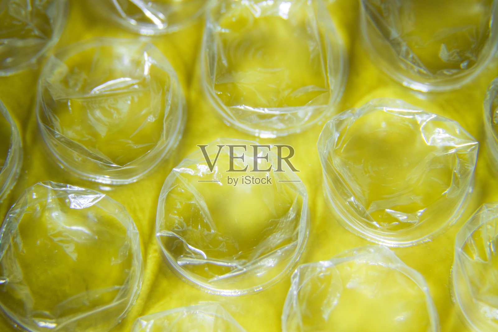 黄色背景上的气泡膜照片摄影图片