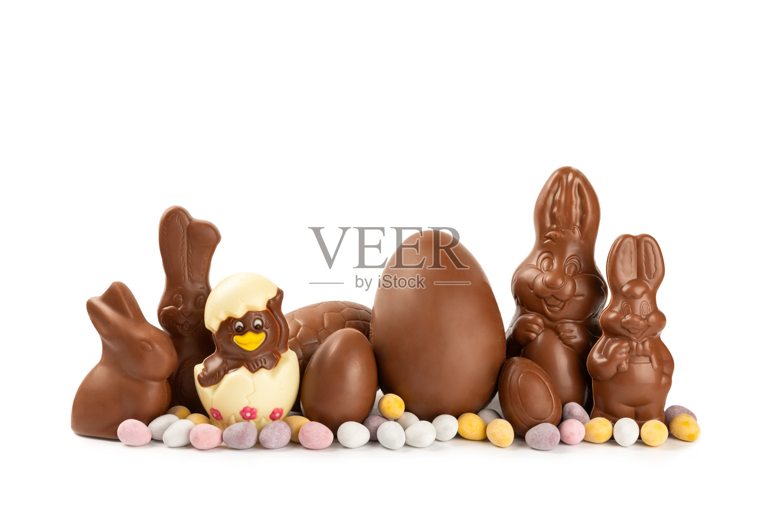 复活节巧克力兔子，小鸡和巧克力蛋孤立在白色背景。巧克力蛋和其他甜食。复活节庆祝概念。桌上的复活节糖果。放文字的地方。副本的空间。照片摄影图片