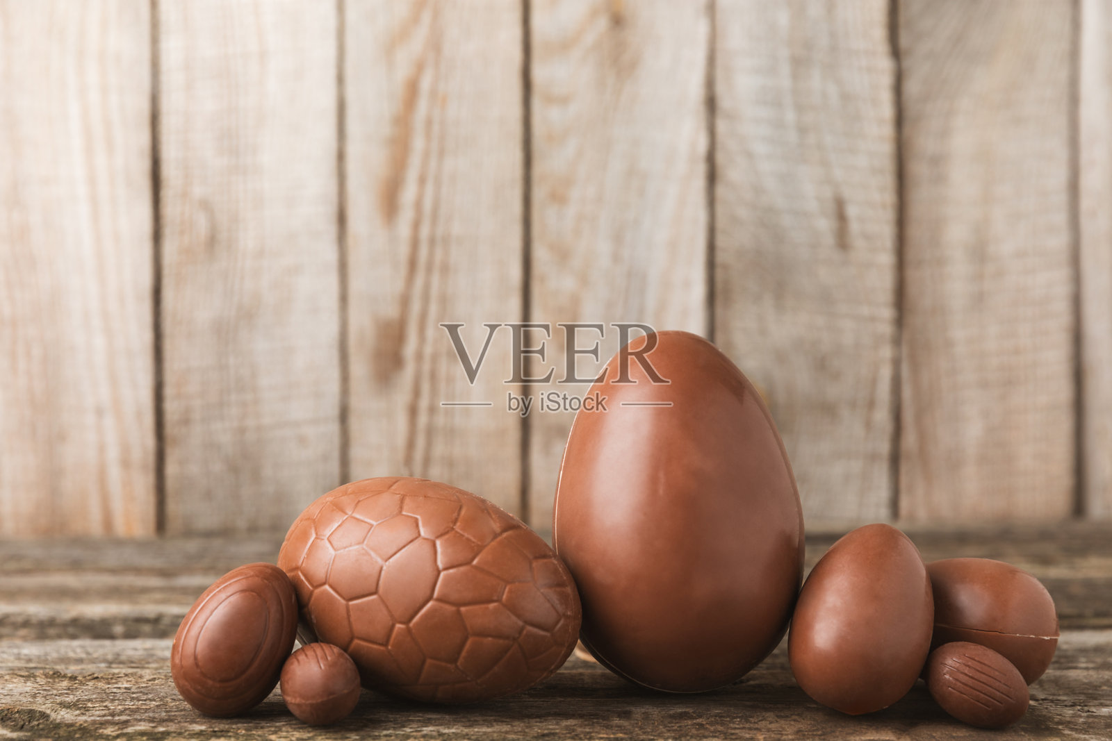 复活节巧克力兔放在质地桌上。巧克力蛋和其他甜食。复活节庆祝概念。桌上的复活节糖果。放文字的地方。副本的空间。照片摄影图片