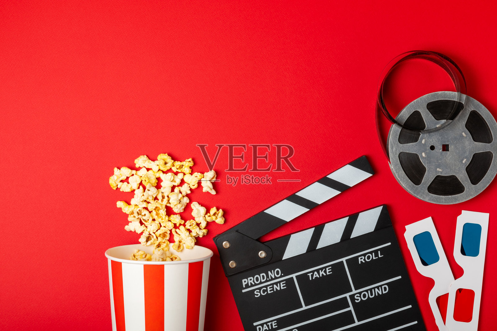 桶里装着美味的爆米花，喝着冰凉的可乐，还有电影票、电影拍板和彩色背景上的3D眼镜。电影的概念。看电影。放文字的地方。本空间照片摄影图片