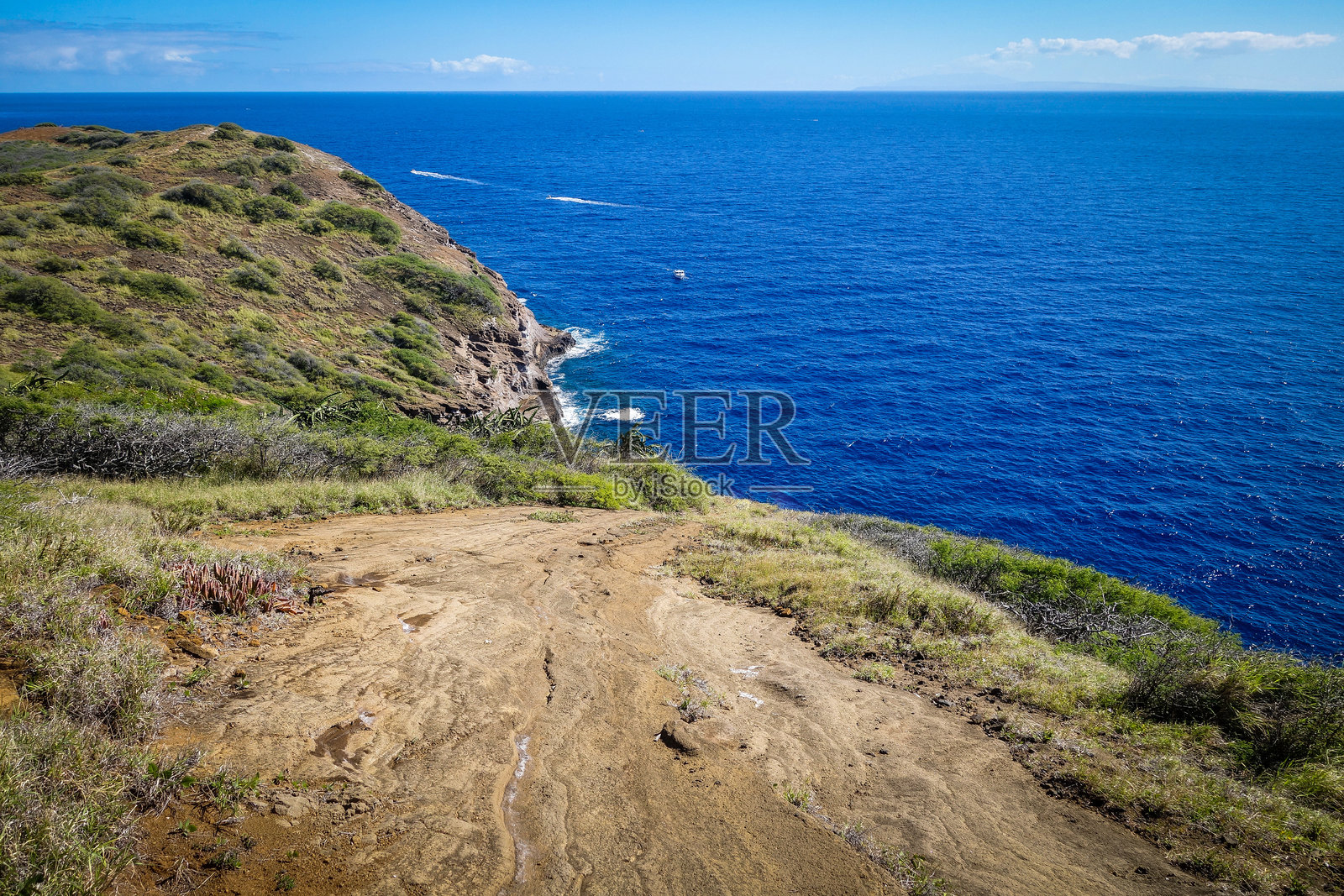 悬崖与绿色和船只接近太平洋照片摄影图片