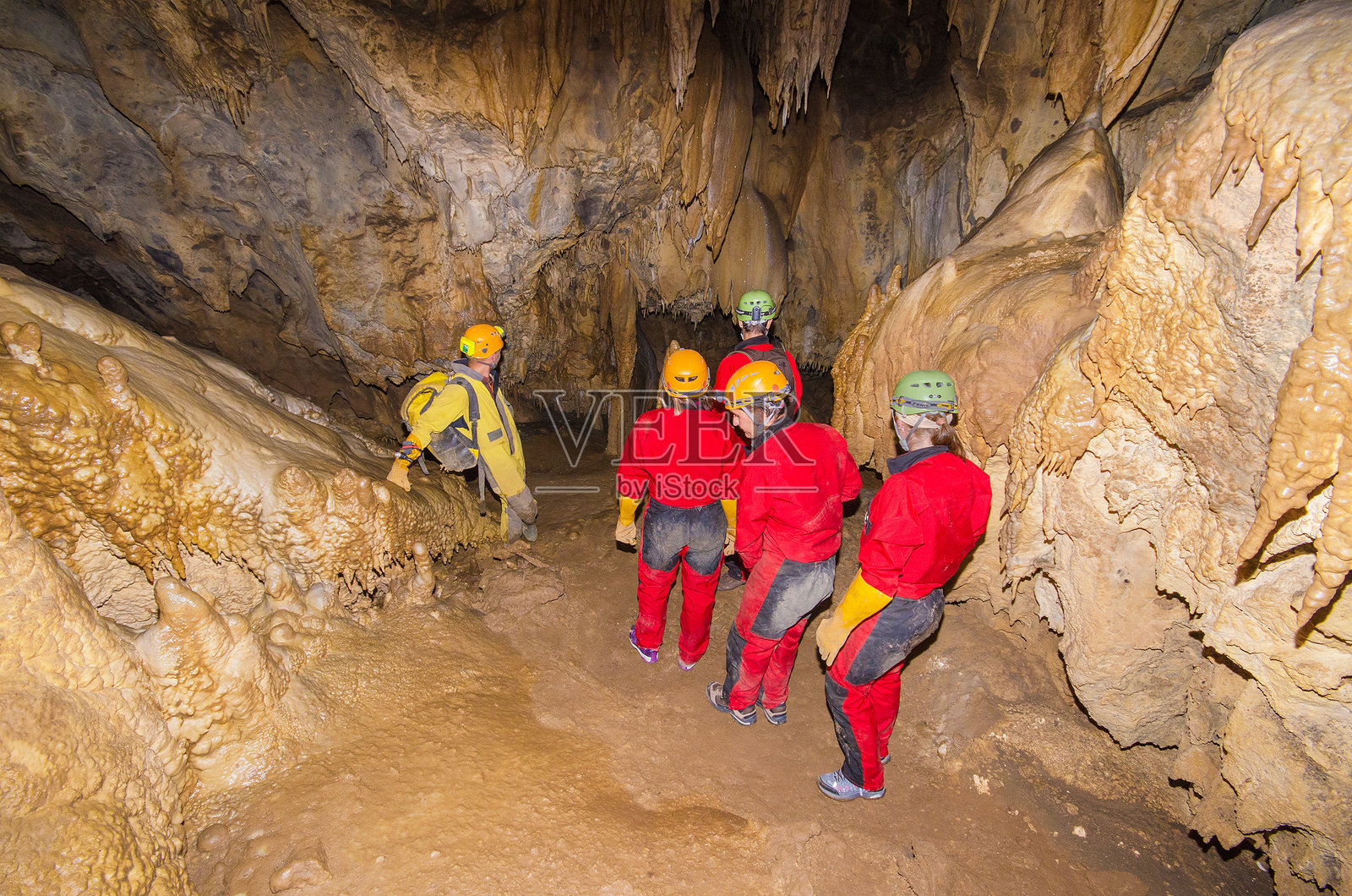 一群游客在洞穴里游玩,西班牙。照片摄影图片