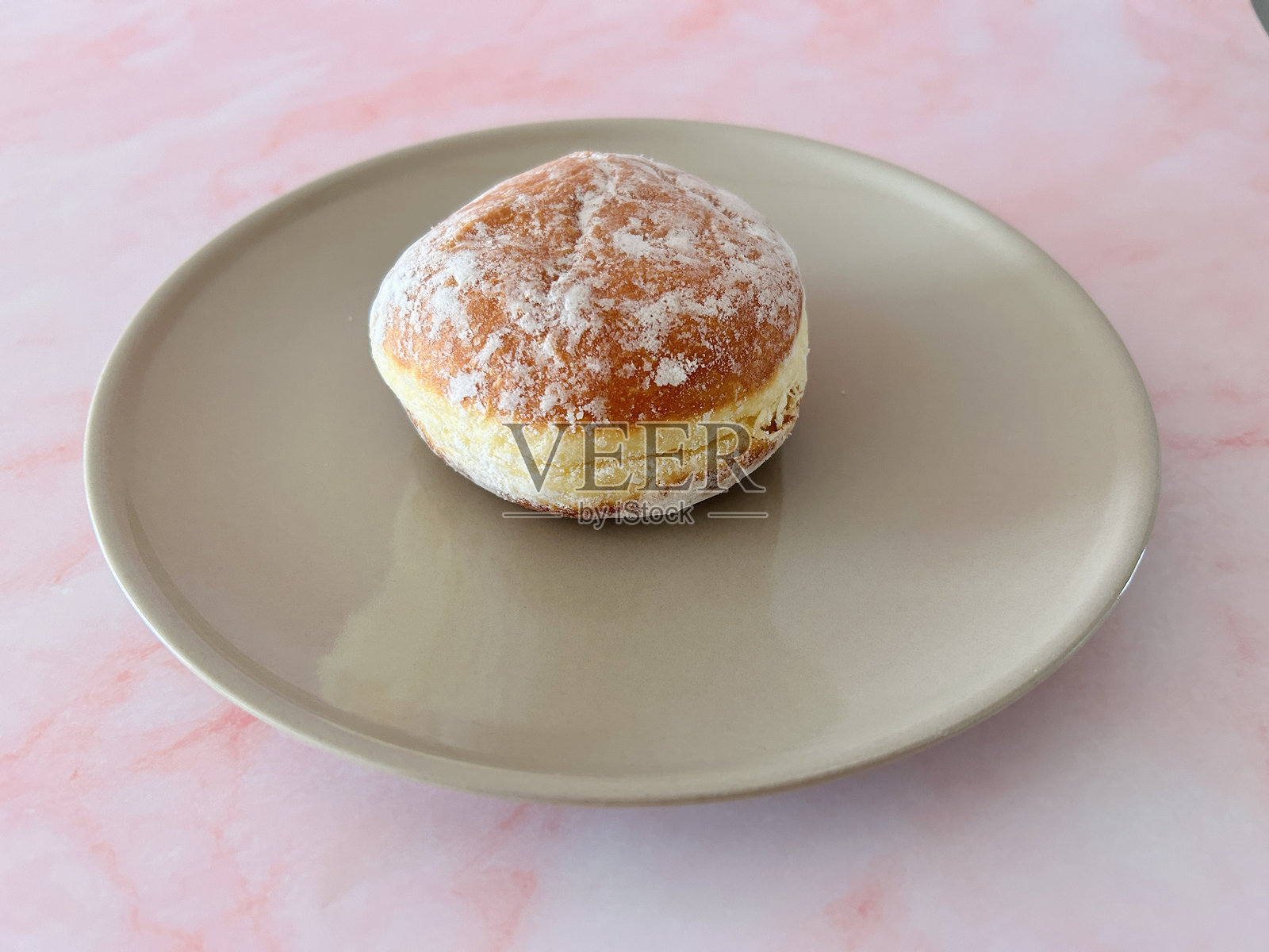 甜甜圈里全是牛奶奶油，上面撒上糖粉照片摄影图片