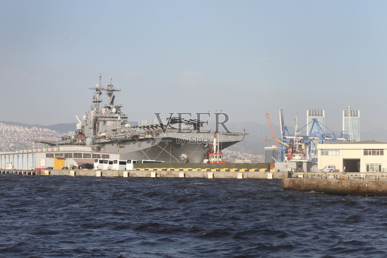 在伊兹密尔的黄蜂号(LHD-1)照片摄影图片