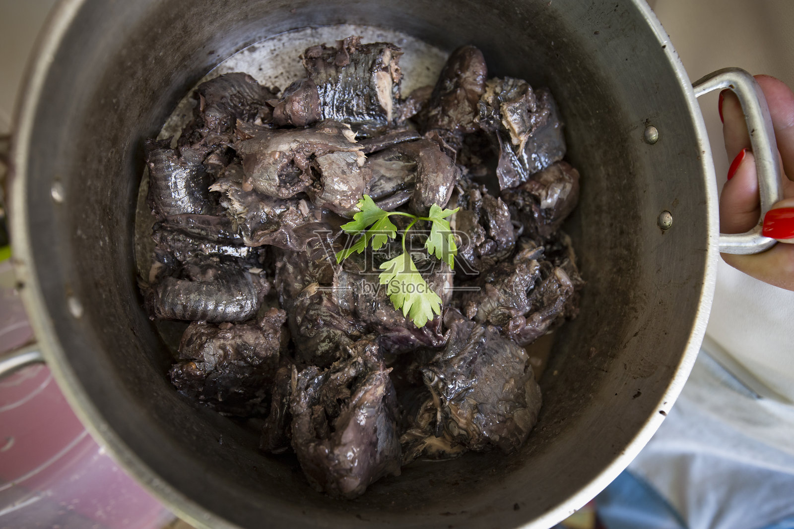 七鳃鳗切成块的细节，已经在锅里煮熟了。照片摄影图片