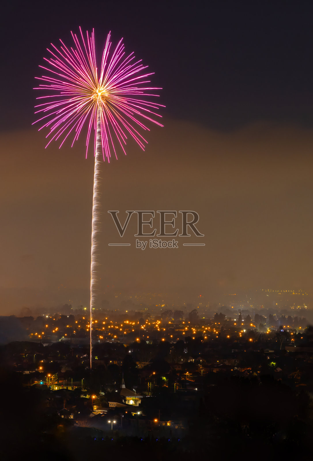 7月4日烟花与城市天际线照片摄影图片