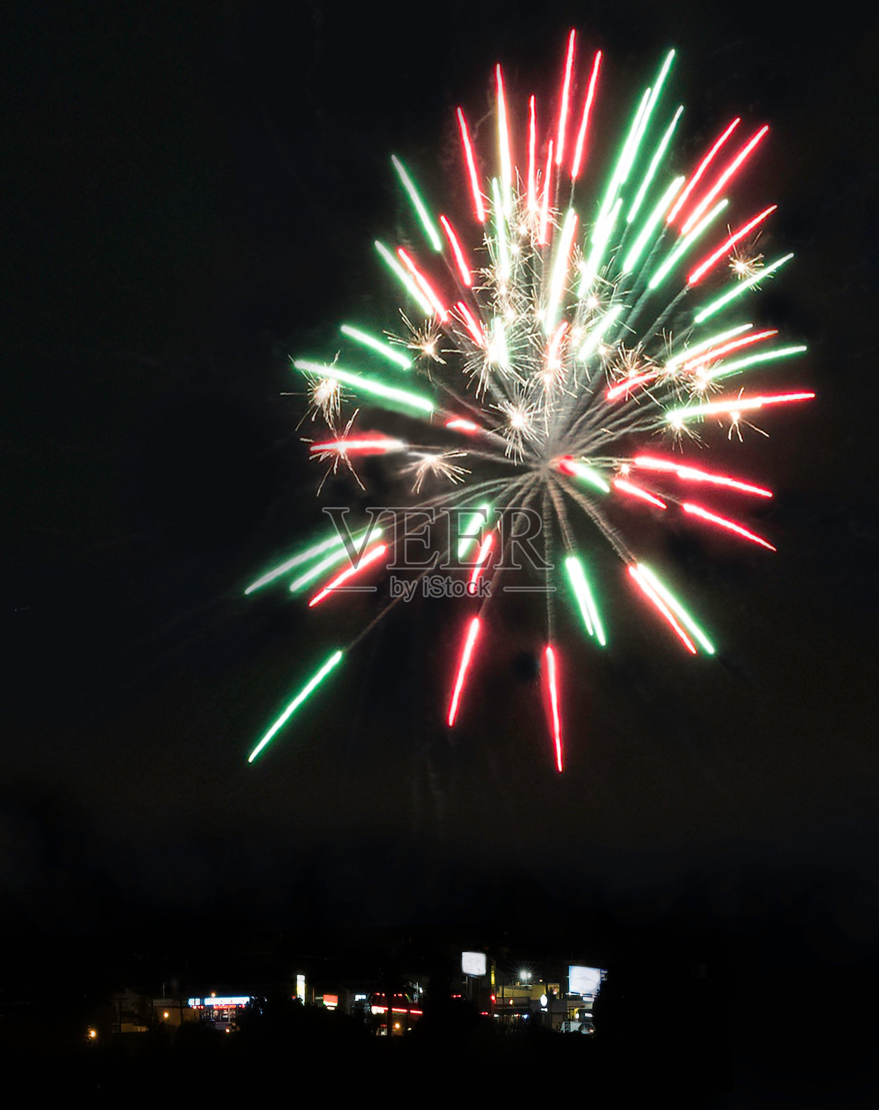7月4日烟花与城市天际线照片摄影图片