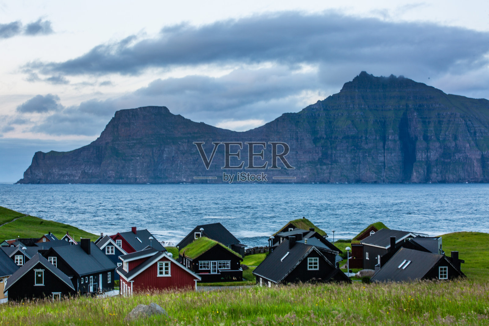 海边的和谐:法罗群岛村庄照片摄影图片