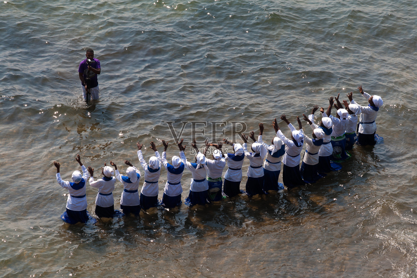 男人拍视频,女人唱歌跳舞。照片摄影图片