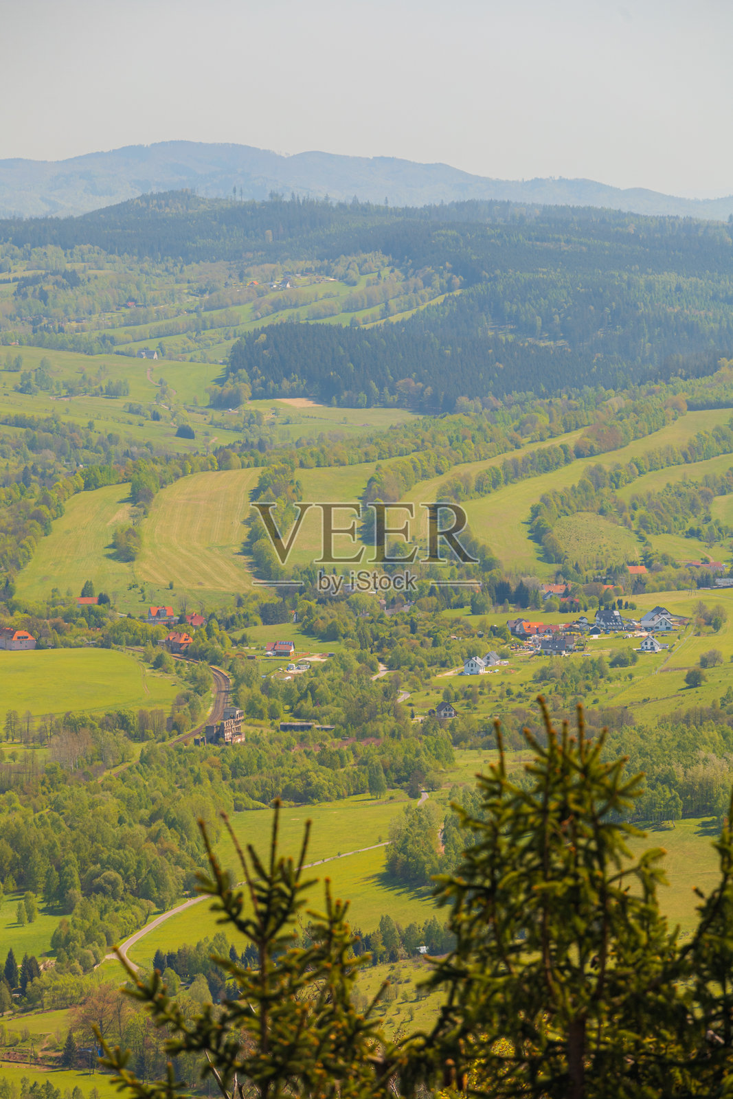 一个令人叹为观止的全景Gluszyca展开从Gomólnik马利山顶，揭示了连绵起伏的丘陵和郁郁葱葱的绿色风景如画的景观照片摄影图片