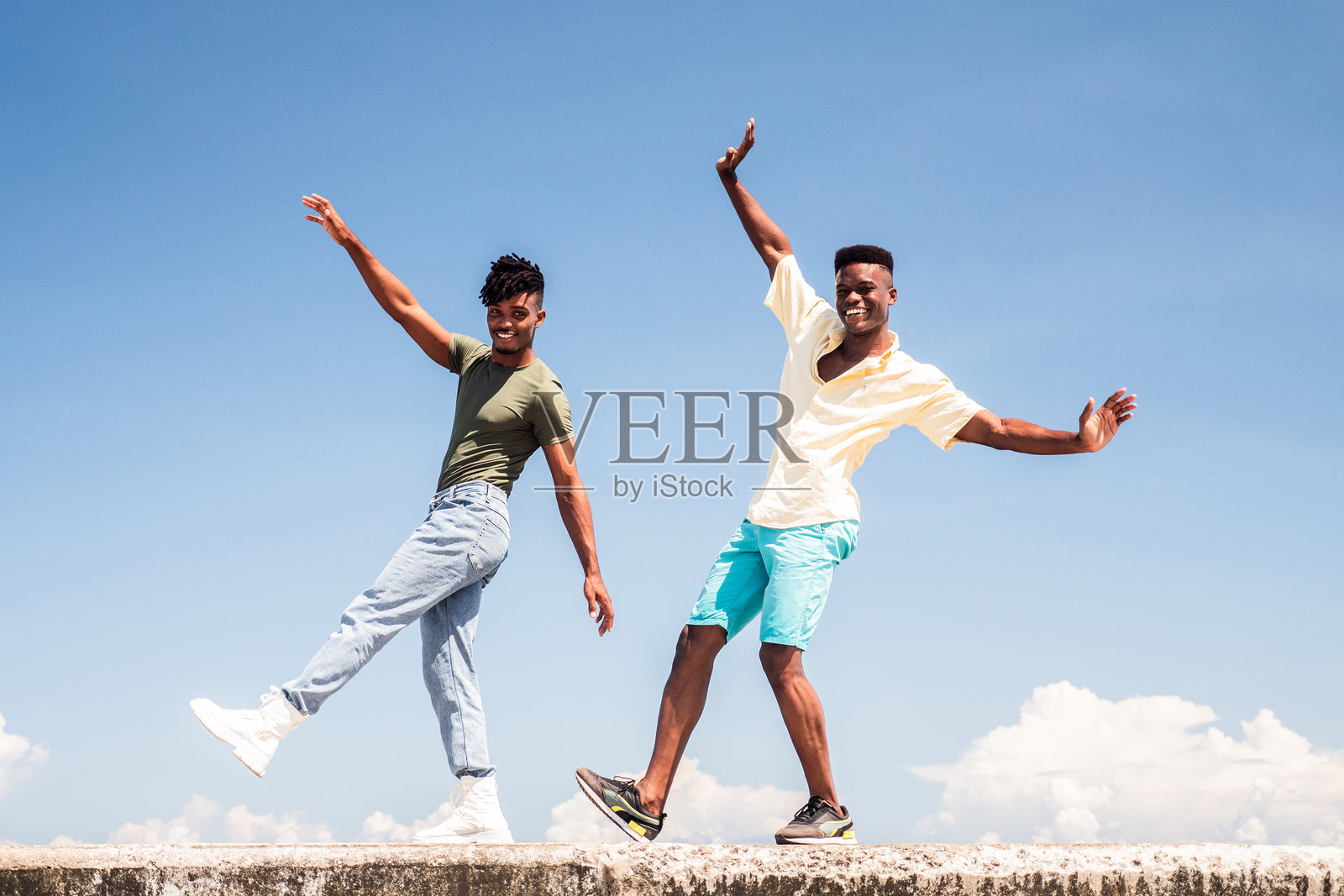 年轻的朋友和男人在户外玩耍的肖像照片摄影图片