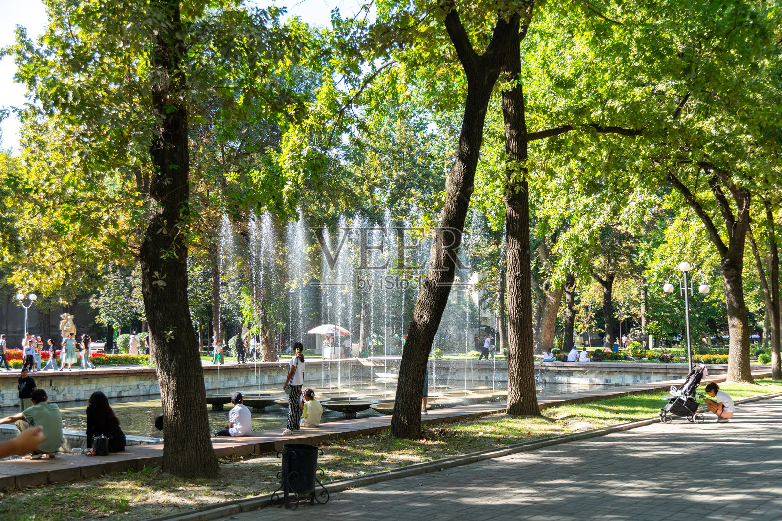 吉尔吉斯斯坦，比什凯克，橡树公园里的喷泉和树木照片摄影图片