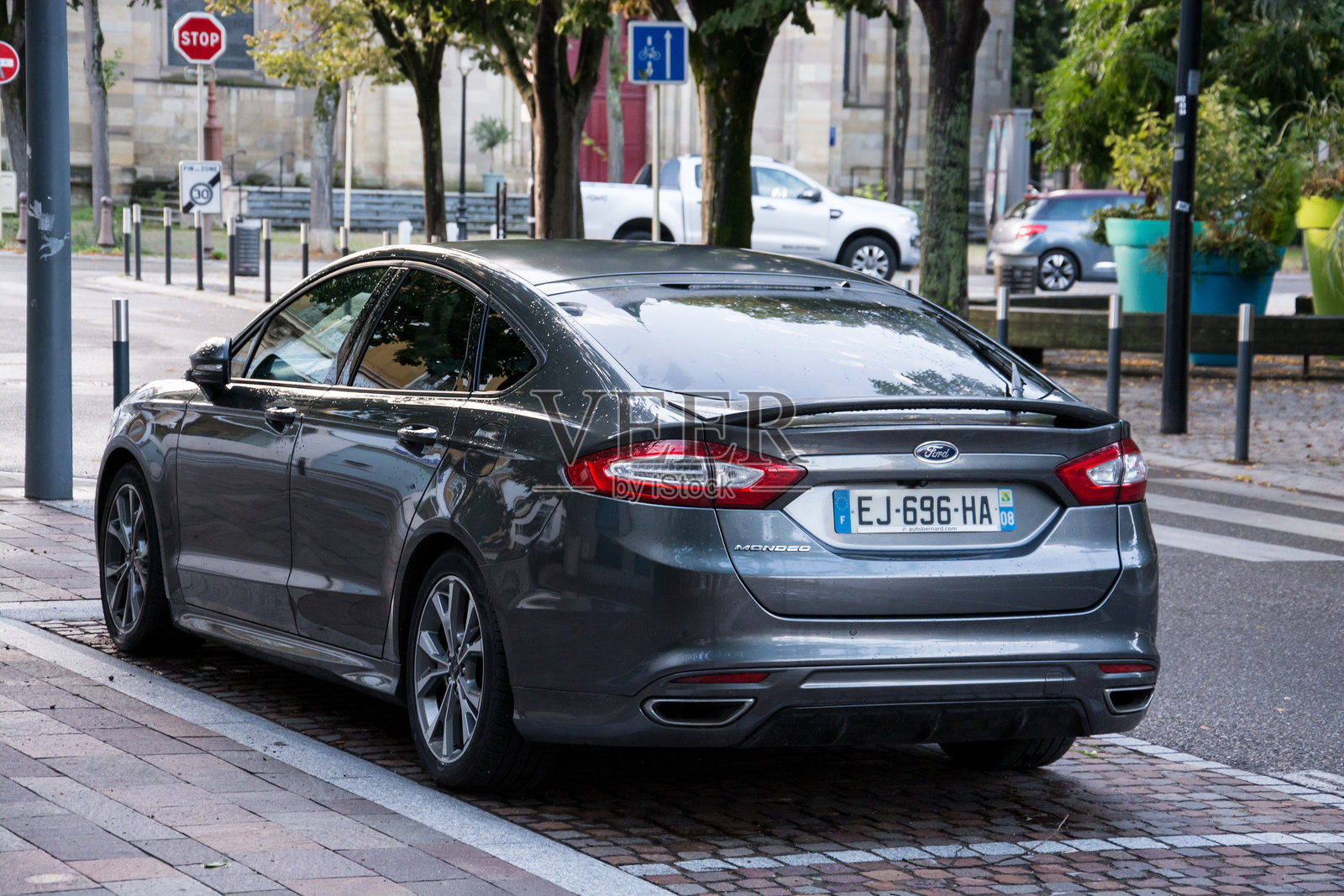 一辆停在街上的灰色福特蒙迪欧的后视图照片摄影图片