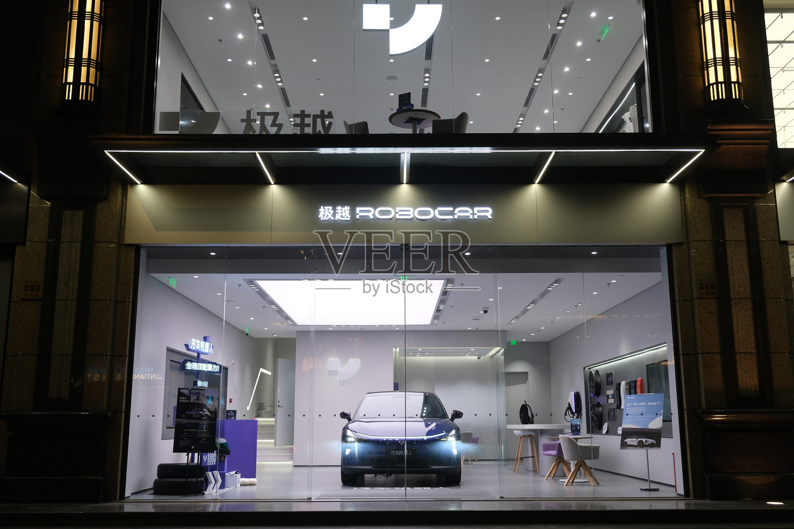 冀岳电动车店门面。吉利和百度之间的电动汽车公司照片摄影图片