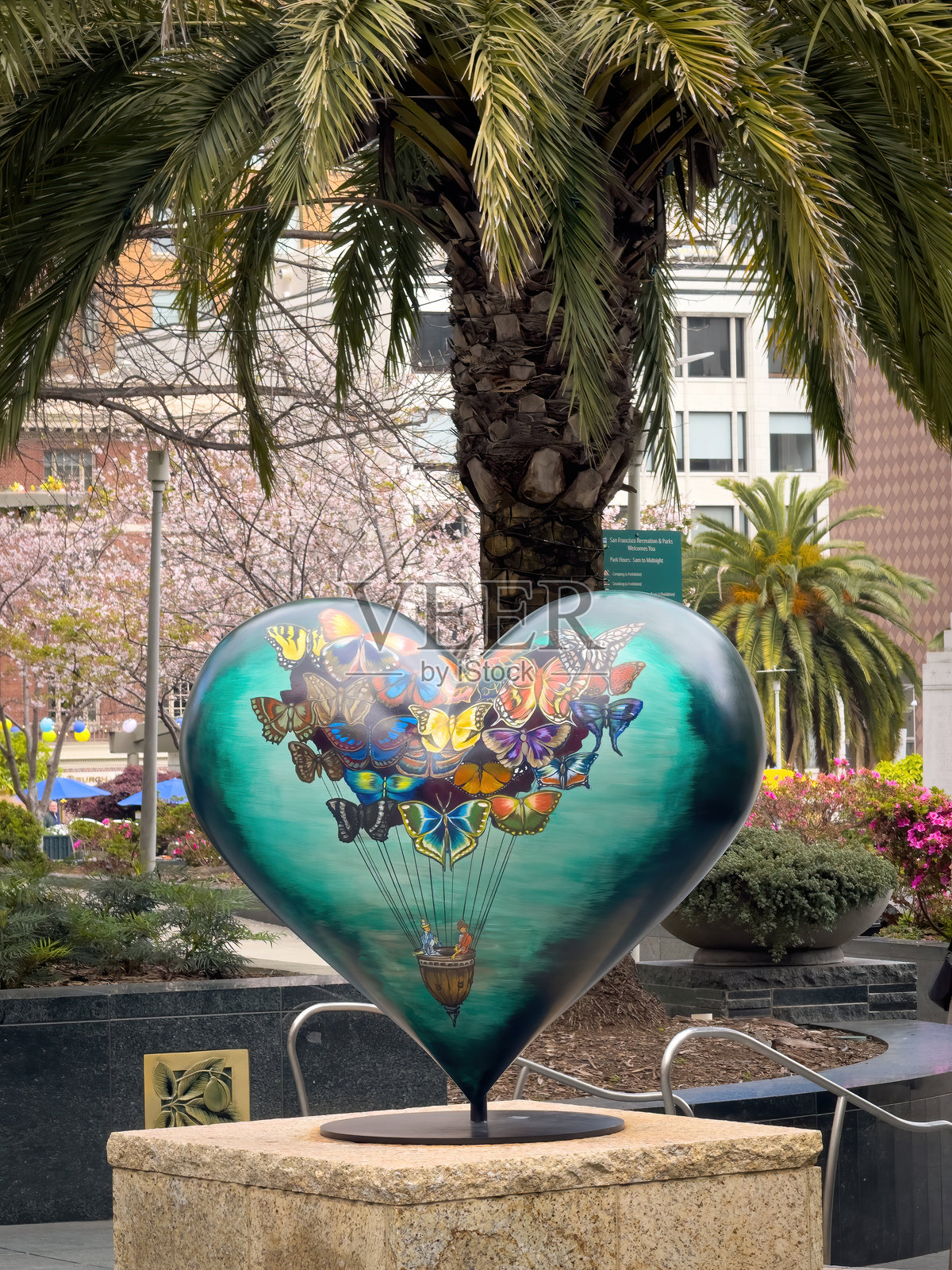 心形的雕塑,展示了一个由蝴蝶制成的老式热气球照片摄影图片