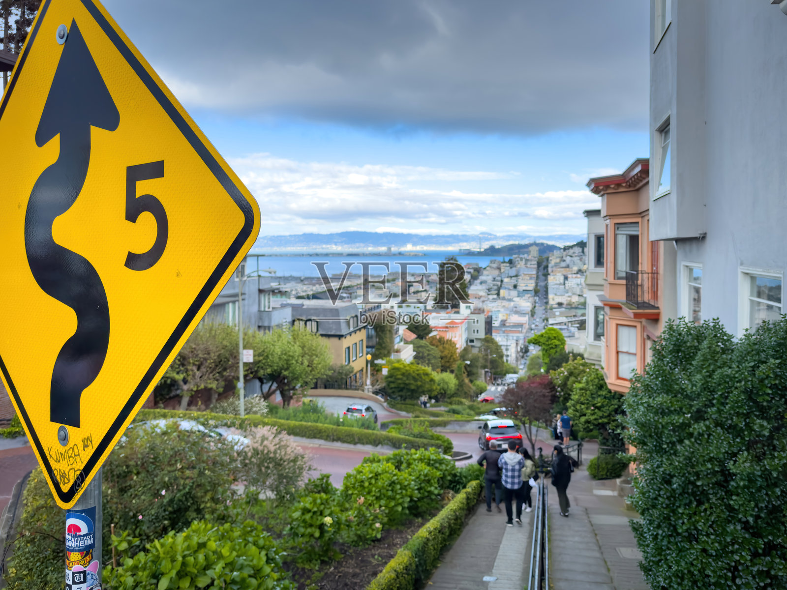 美国加州旧金山朗伯德街的交通标志，限速为每小时5英里照片摄影图片