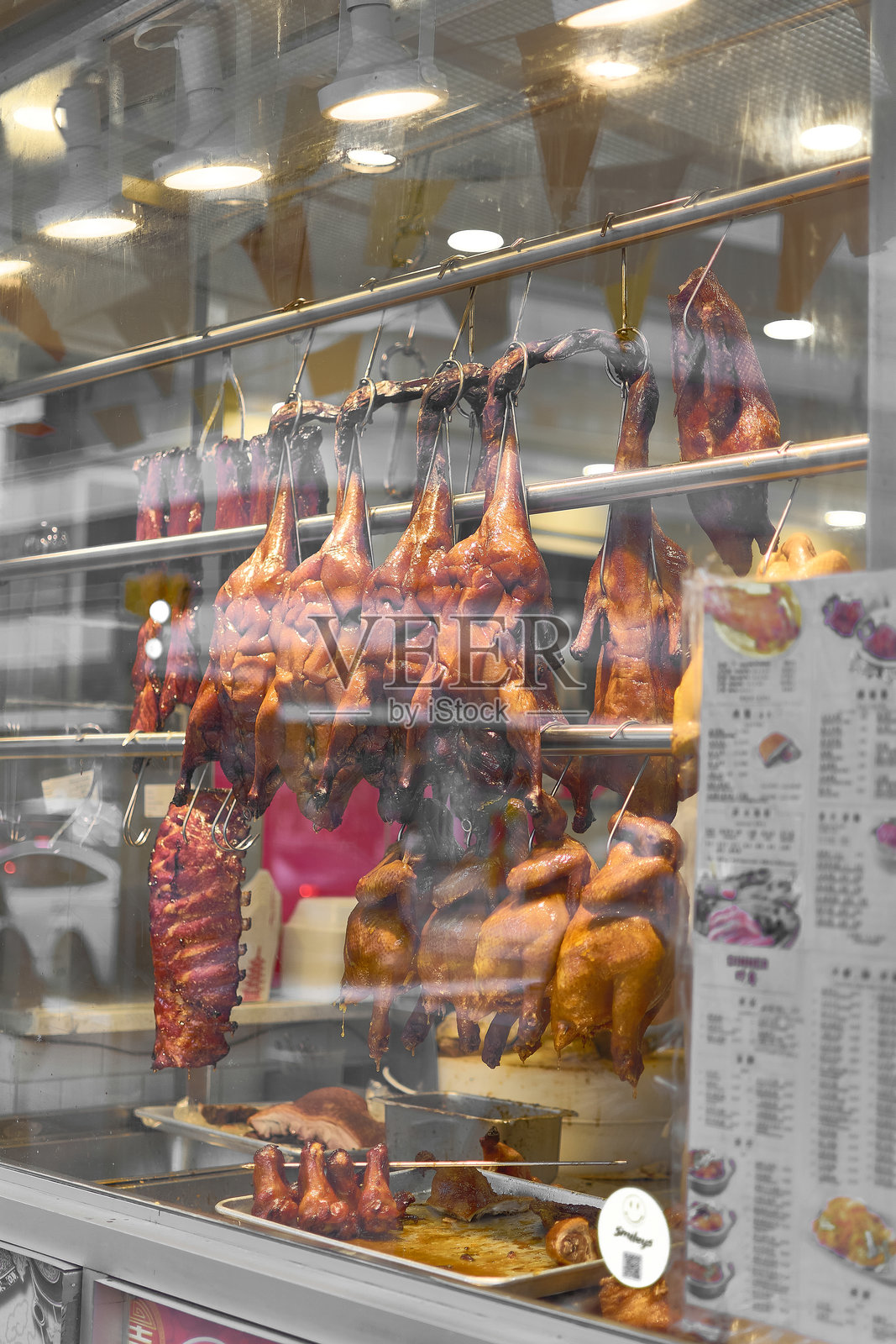 中餐馆橱窗有烤鸭照片摄影图片