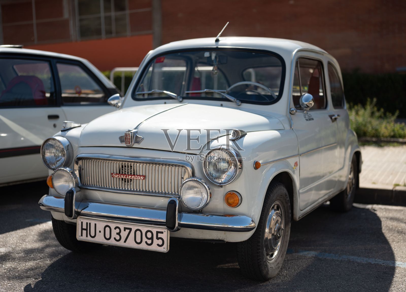 第一代Seat 600“600”，白色，停在街上，照片摄影图片