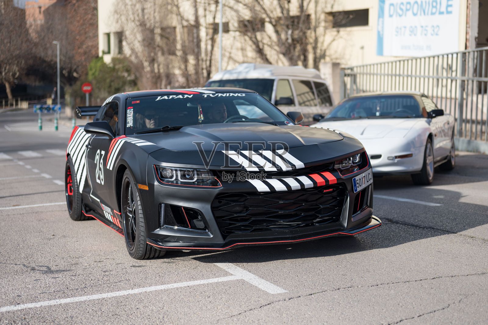 第六代雪佛兰科迈罗,大黄蜂版,黑色,白色和红色条纹照片摄影图片