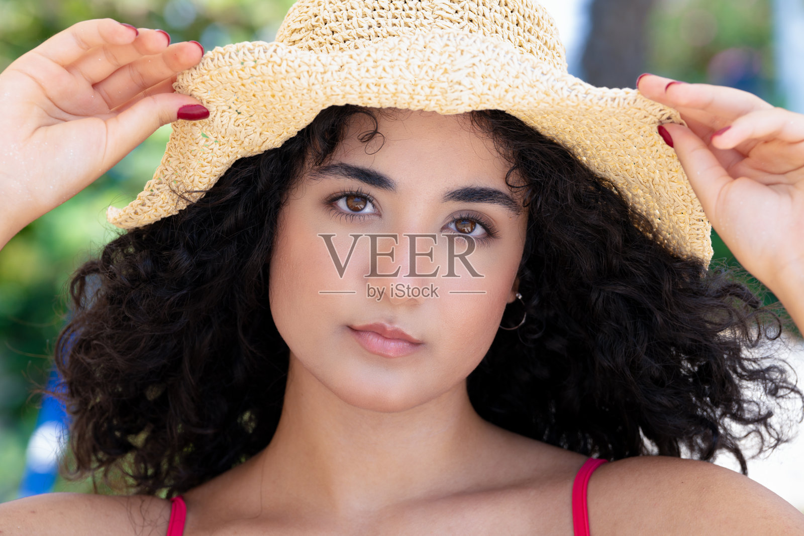 戴着沙滩帽的漂亮姑娘照片摄影图片