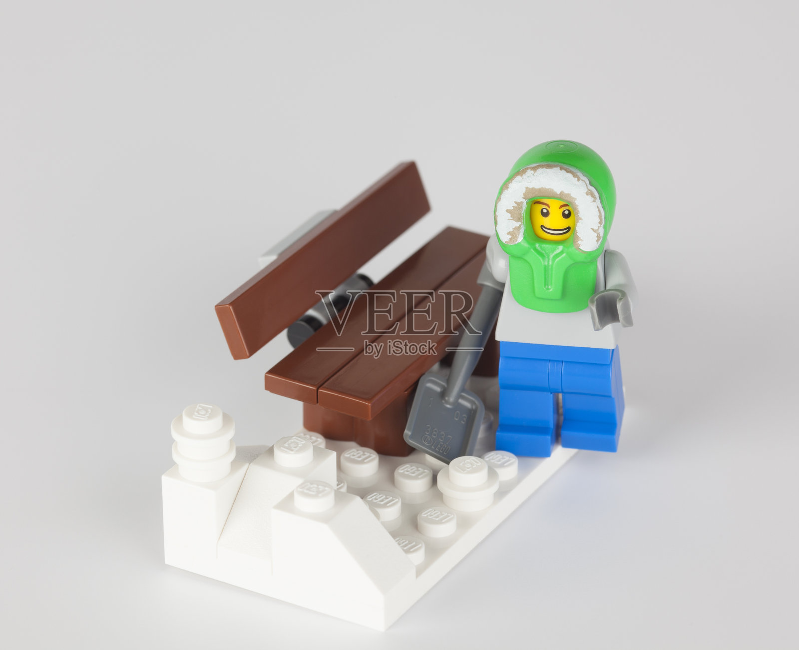 穿着冬衣的乐高小人照片摄影图片