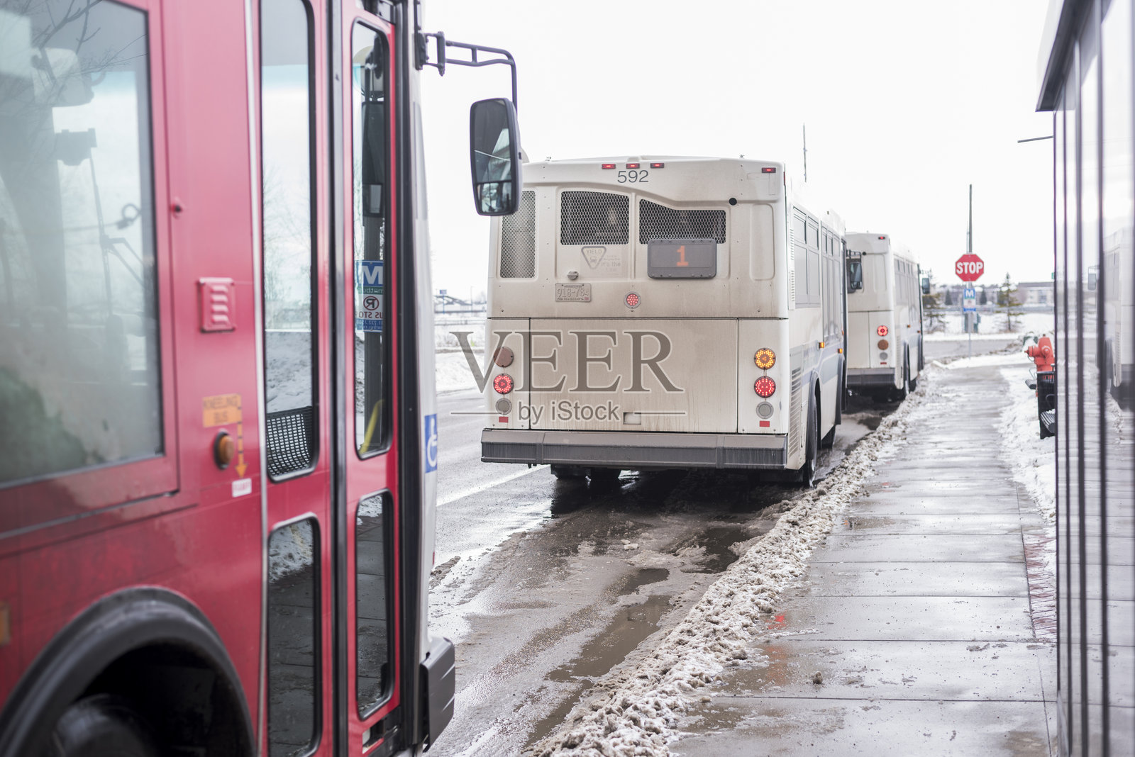 冬天停在避寒处的公共汽车照片摄影图片