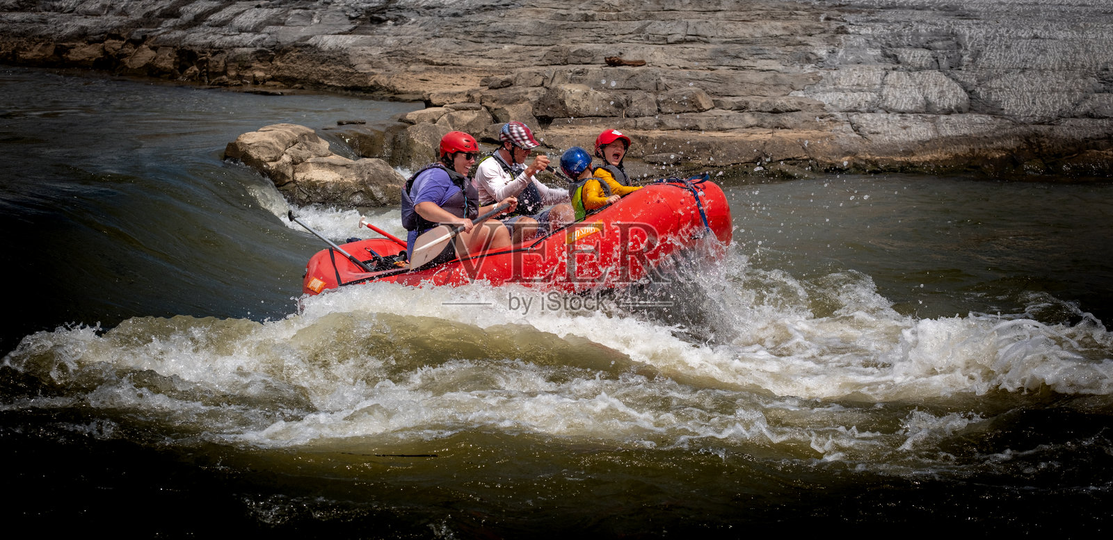 俄克拉荷马州伊利诺斯河上的白水皮划艇照片摄影图片