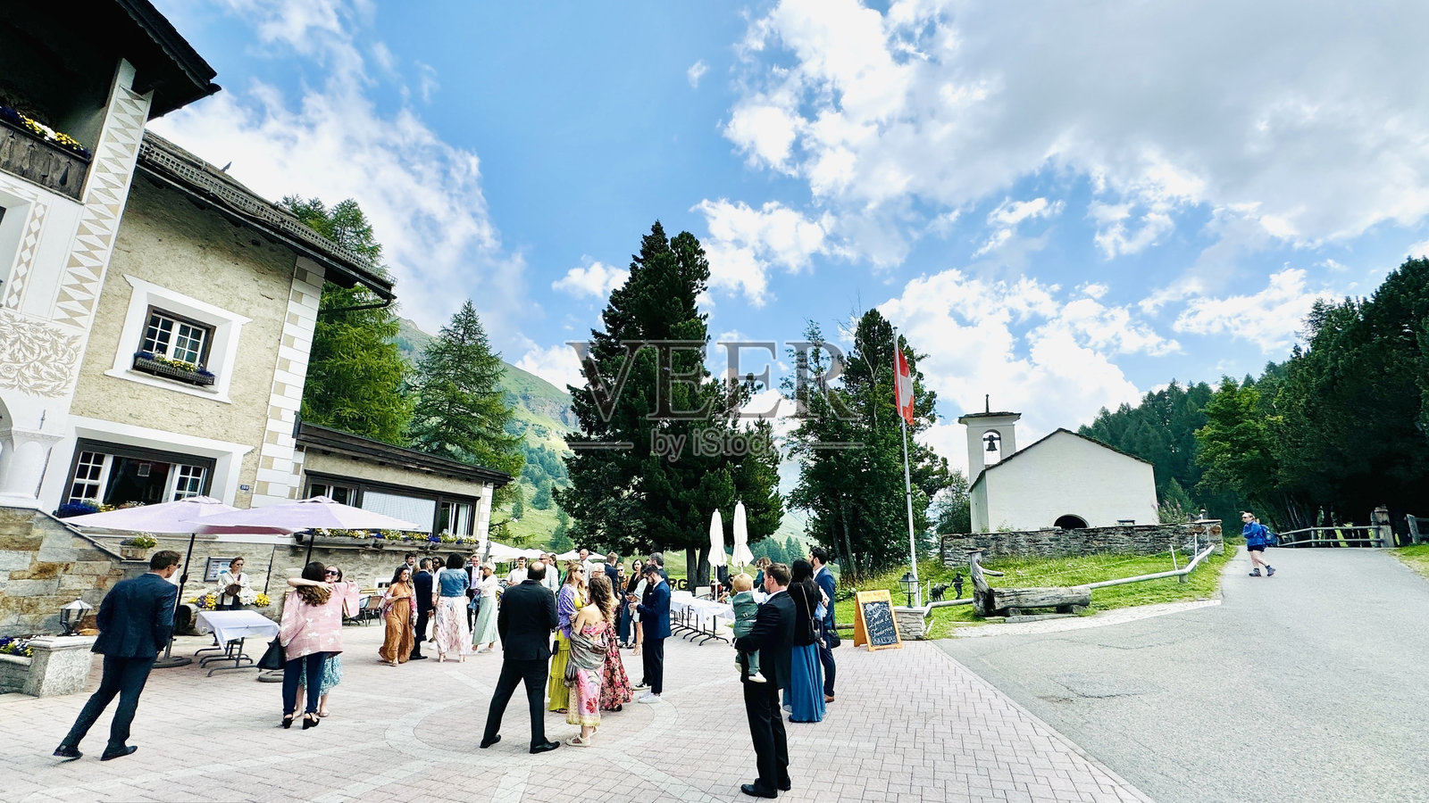 锡尔斯玛利亚，在费克斯山谷的一个小教堂举行的婚礼照片摄影图片