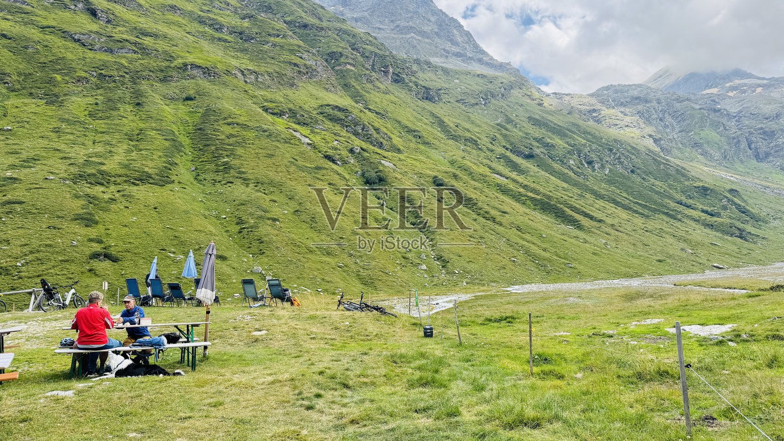 Sils-Maria，在Muot冰川休息的人们照片摄影图片