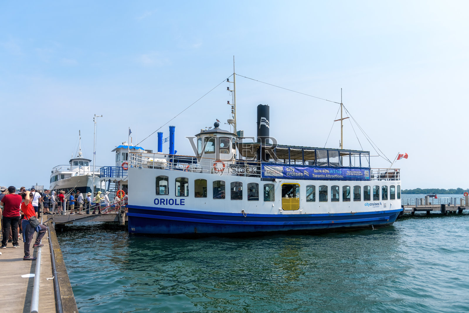 游客登上海滨游船照片摄影图片