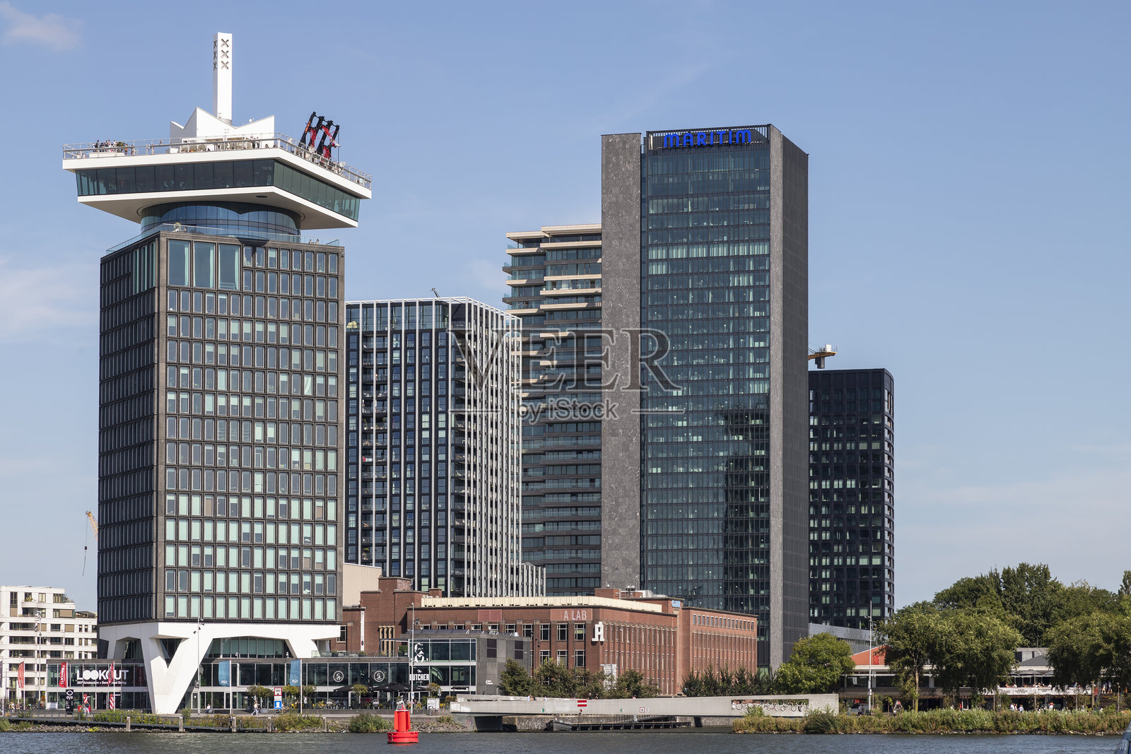 阿姆斯特丹北部IJ河沿岸的A'DAM塔和A'DAM瞭望台。照片摄影图片