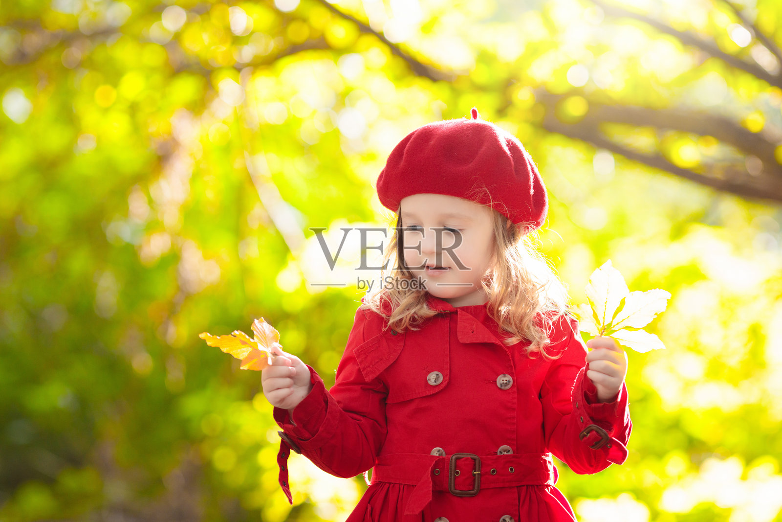 秋天公园里的小女孩照片摄影图片