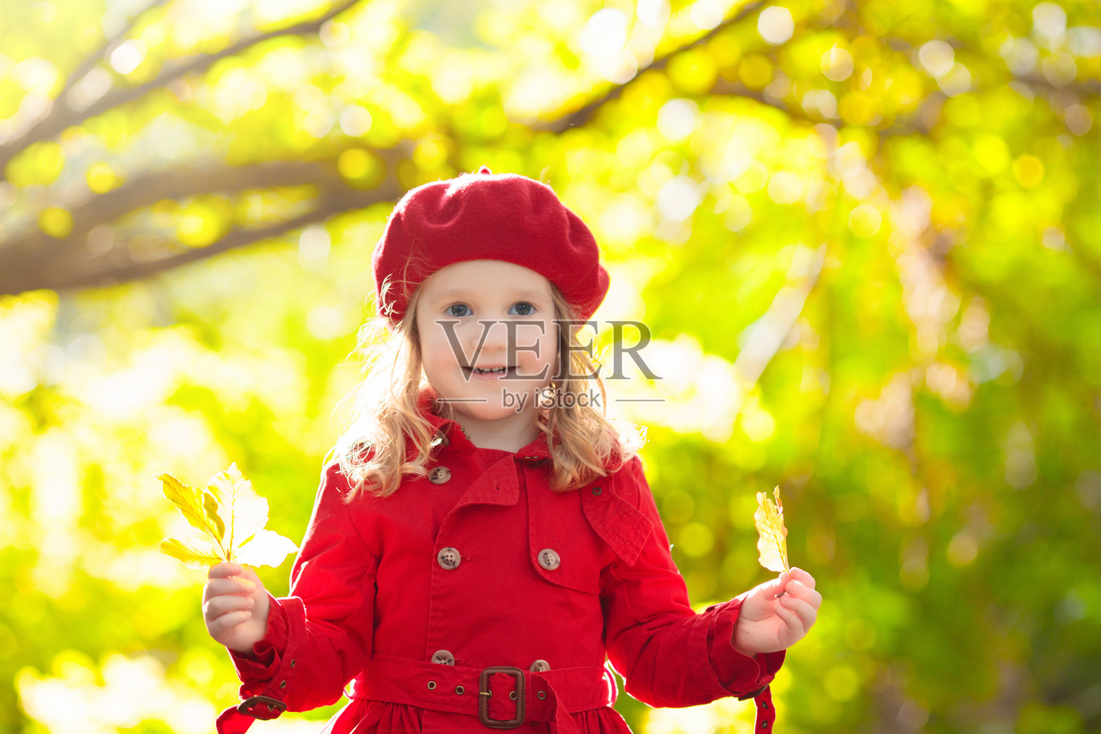 秋天公园里的小女孩照片摄影图片