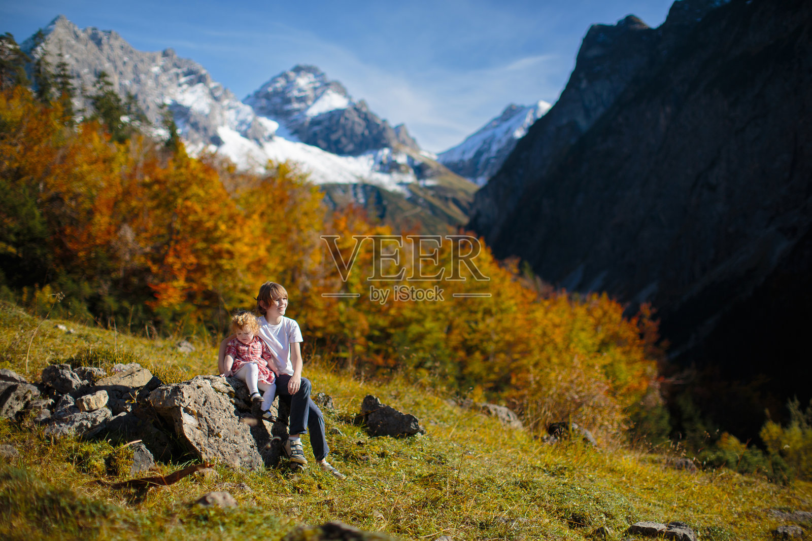 一家人带着孩子在山上远足照片摄影图片